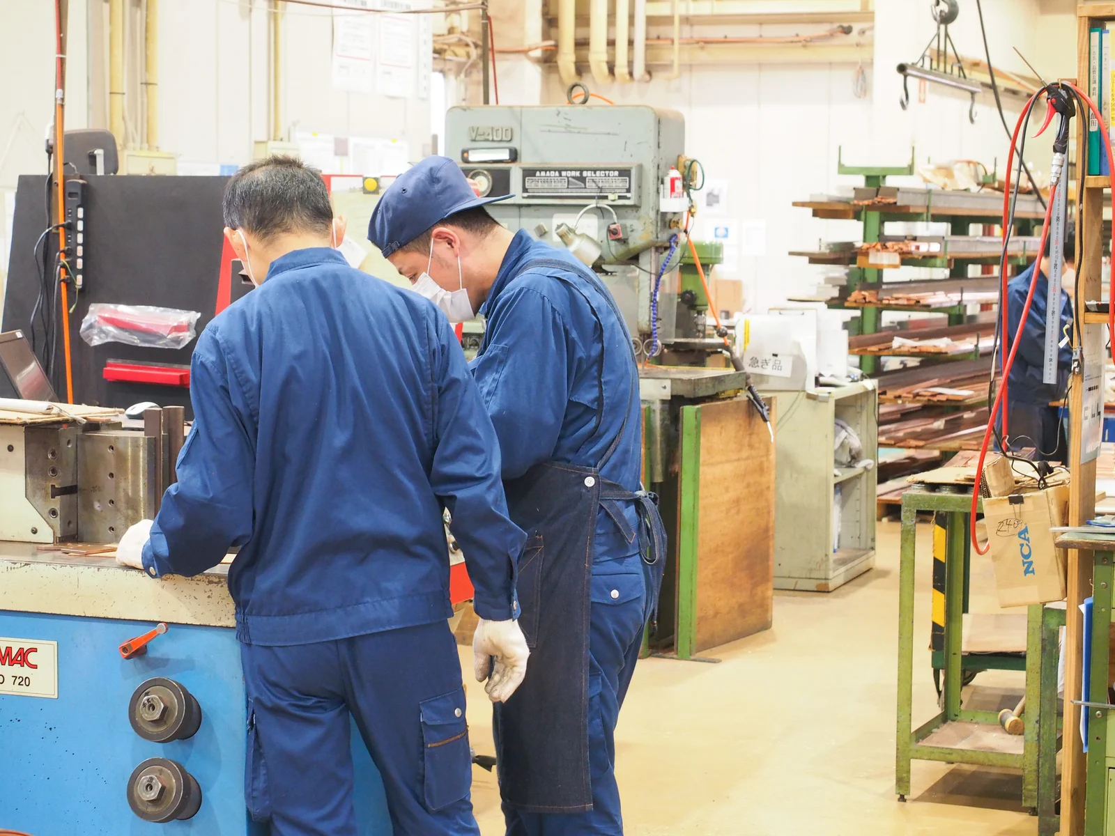 工場内で作業する人たち