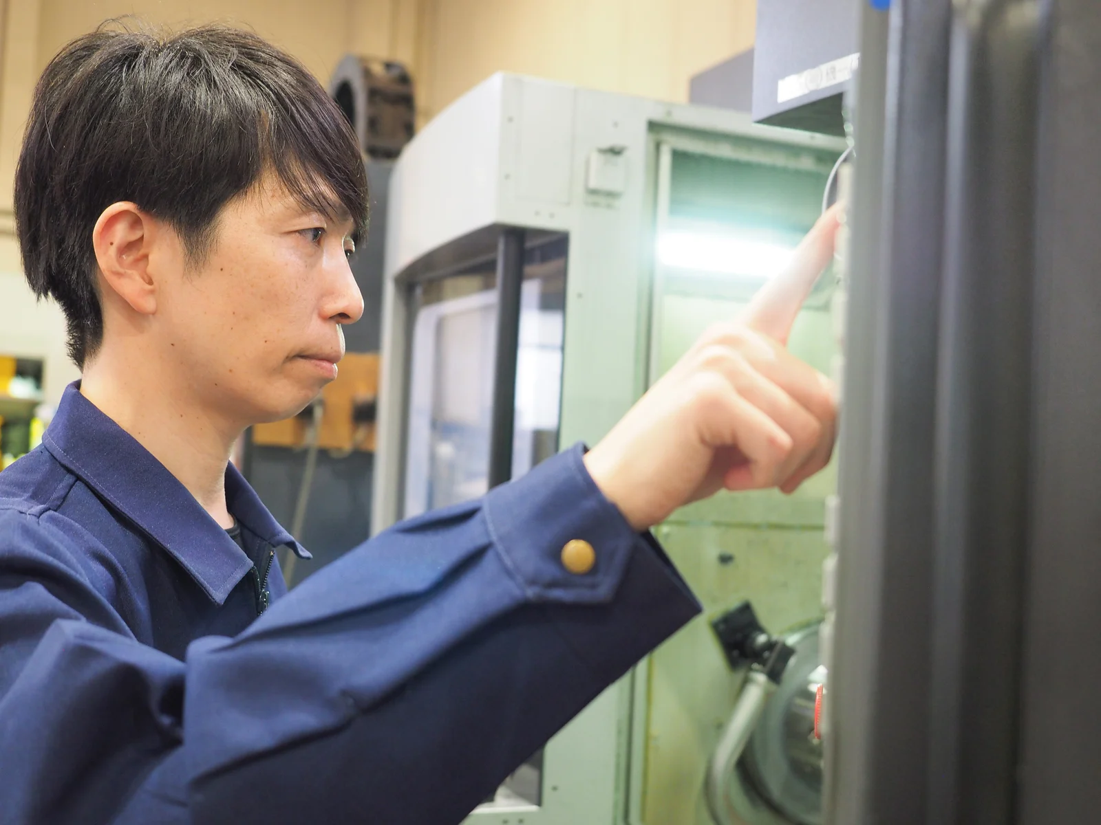 機械の操作をする様子